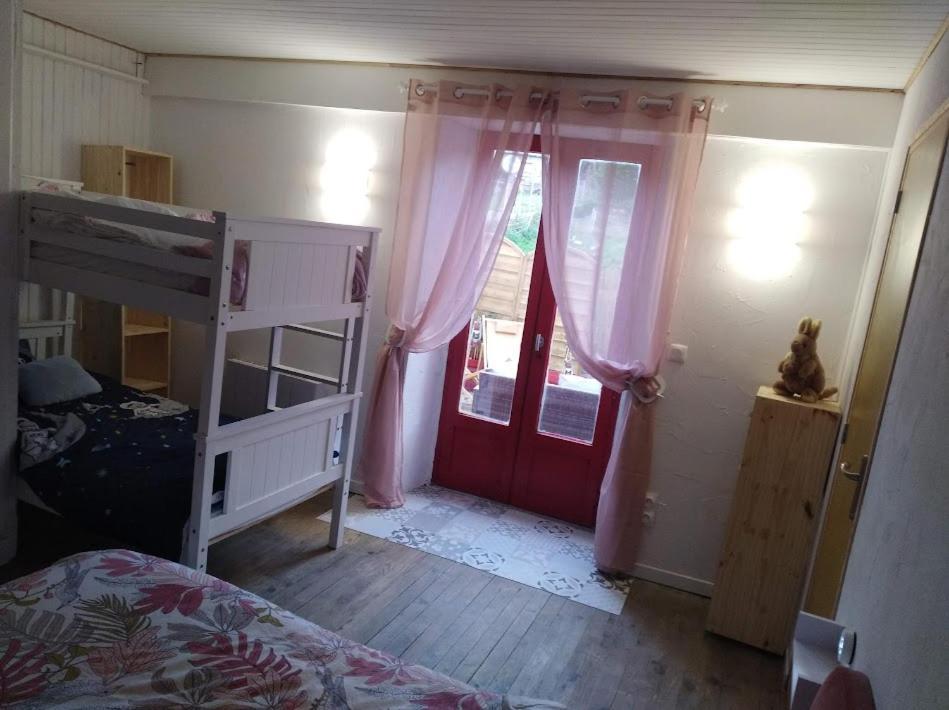 Appartement cozy dans maison privée Tauves Extérieur photo