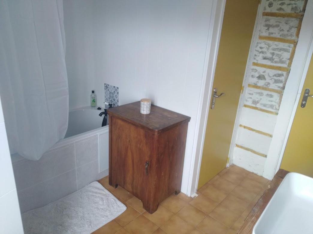 Appartement cozy dans maison privée Tauves Extérieur photo